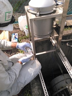 油膜検知器の点検作業